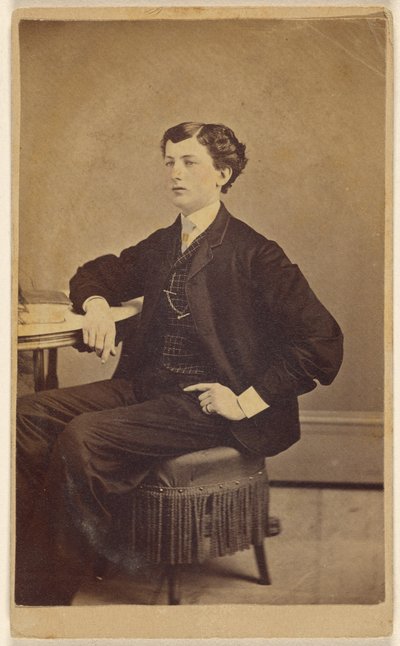 [Giovane non identificato seduto a un tavolo] da James S. Woodley