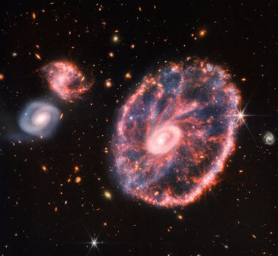 Galassia Ruota di Carro (Immagine Composita NIRCam e MIRI) da James Webb Space Telescope (NASA)