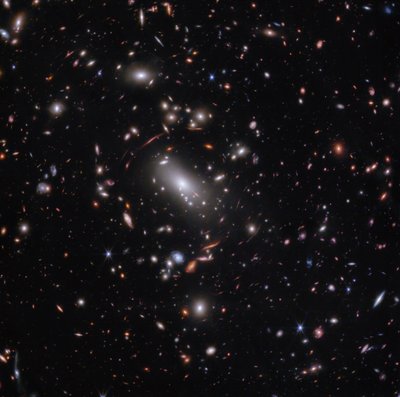 Ammasso galattico MACS J1423 (immagine NIRCam) da James Webb Space Telescope (NASA)