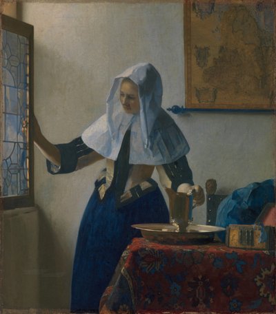 Giovane donna con una brocca d