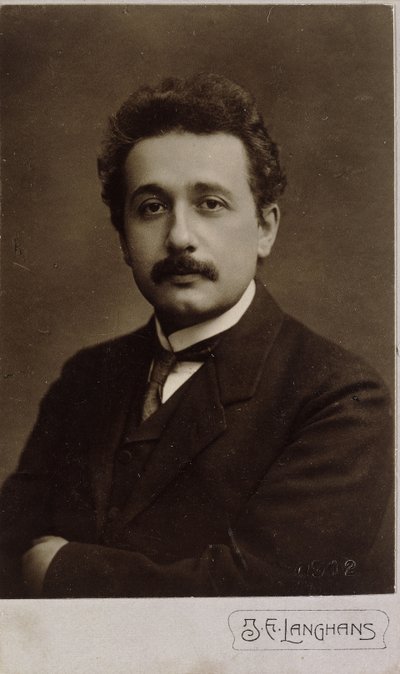 Ritratto carte-de-visite di Albert Einstein scattato a Praga nel 1912, 1912 da Jan Langhans