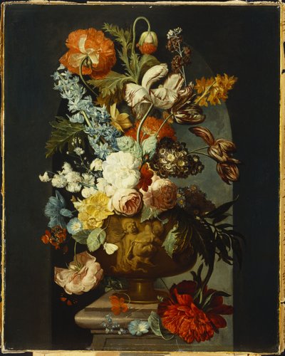 Tulipani, rose, giacinti, auricole e altri fiori in un