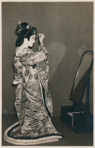 Una donna vestita con un kimono da Japanese Photographer