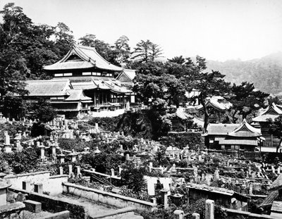 Cimitero del tempio Honrenji a Chikugo-machi, Nagasaki, c.1860-80 da Japanese Photographer
