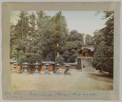 Ingresso al Tempio del 7° Shogun, Parco Shiba, Tokyo, Giappone (foto colorata a mano) da Japanese Photographer