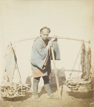Pescatore con la sua cattura da Japanese Photographer