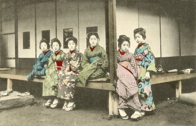 Gruppo di donne giapponesi, probabilmente geisha da Japanese Photographer