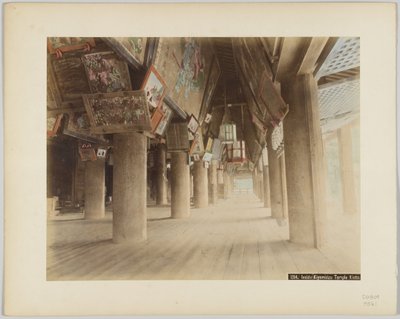 Interno del Tempio di Kiyomizu, Kyoto, Giappone (foto colorata a mano) da Japanese Photographer