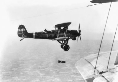 Aerei giapponesi effettuano un bombardamento su obiettivi in Cina, 1937 da Japanese Photographer