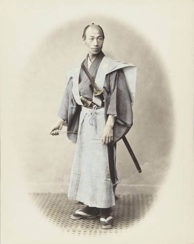 Uomo giapponese con spada (foto b/n colorata a mano) da Japanese Photographer