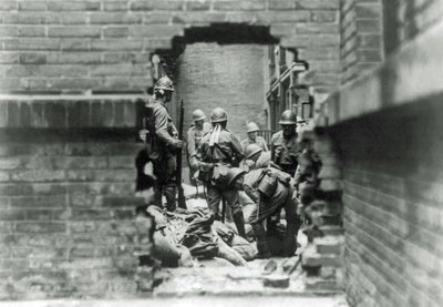 Soldati giapponesi coinvolti in combattimenti di strada a Shanghai, Cina, 1937 da Japanese Photographer