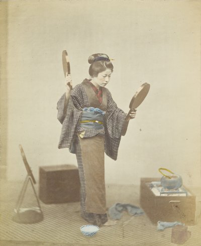 Donna giapponese con specchi (foto b/n colorata a mano) da Japanese Photographer