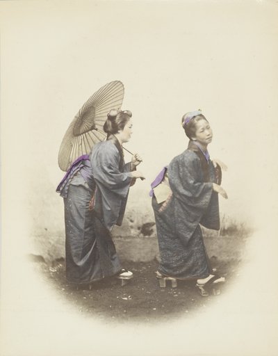 Donne giapponesi in abiti tradizionali (foto b/n colorata a mano) da Japanese Photographer