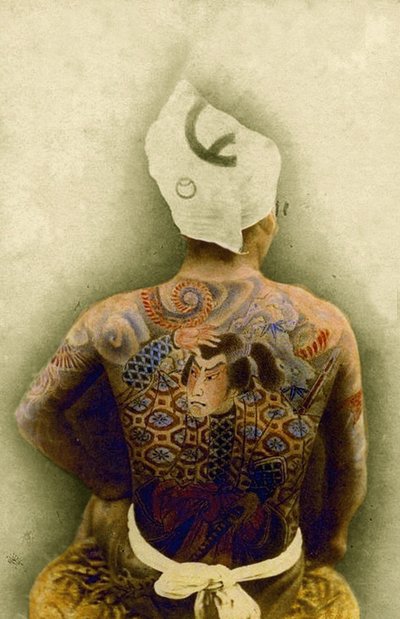 Uomo con tatuaggio tradizionale giapponese Irezumi, c.1880 da Japanese Photographer