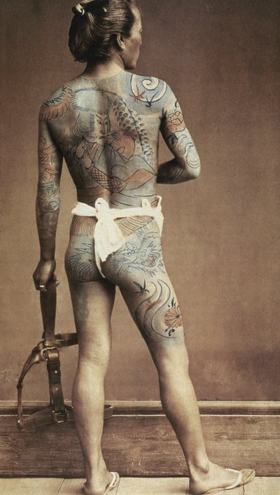 Uomo con tatuaggio specificamente giapponese. Foto all