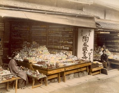 Negozi di porcellane a Kiyomizu-Zaka, Kyoto, 1890 da Japanese Photographer
