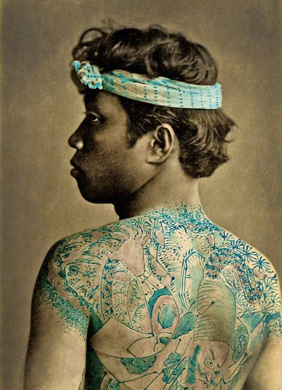 Ritratto di un uomo con tatuaggi tradizionali giapponesi Irezumi, c.1880 da Japanese Photographer