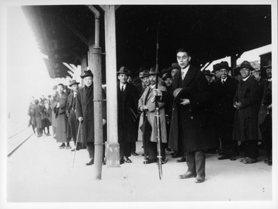 Il reverendo Richards con arco, lasciando la stazione di Yamaguchi nel 1927 da Japanese Photographer