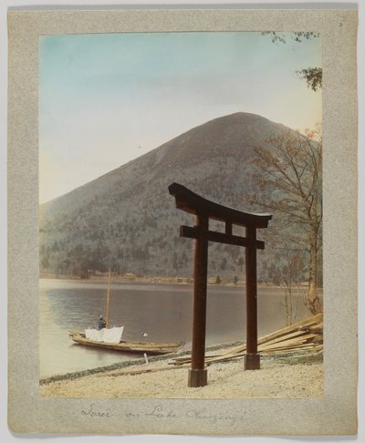 Torii sul lago Chuzenji, Nikko, Giappone da Japanese Photographer