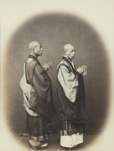 Due uomini giapponesi in abito tradizionale da Japanese Photographer