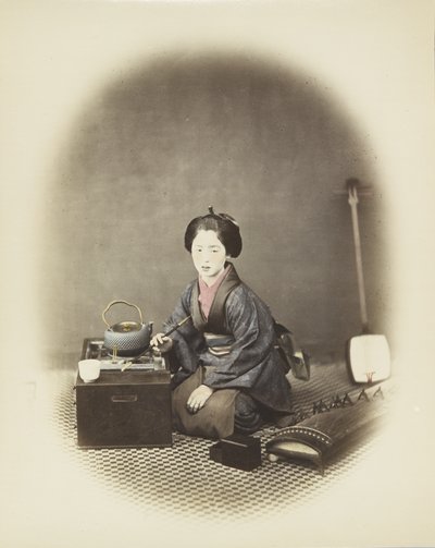 Donna con un koto e shamisen da Japanese Photographer