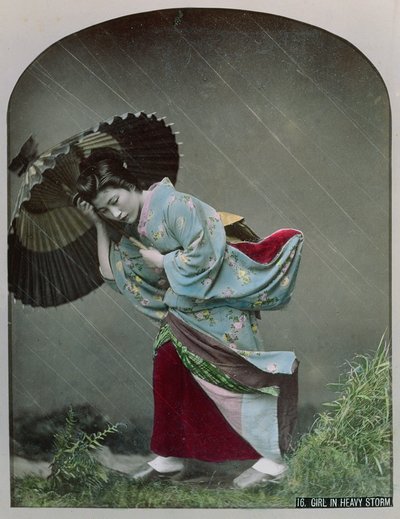 Giovane ragazza giapponese sotto la pioggia, c.1900 (foto colorata a mano) da Japanese Photographer