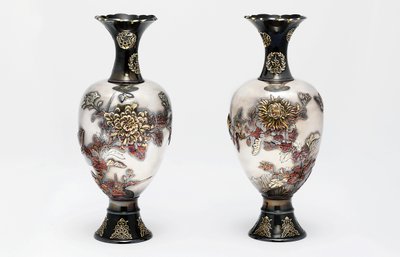 Un paio di vasi dello Studio Ozeki, periodo Meiji, fine XIX secolo da Japanese School