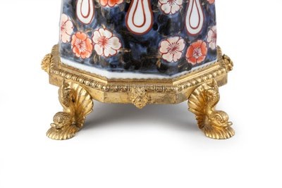 Una rara caffettiera Imari elegantemente montata con coperchio da Japanese School