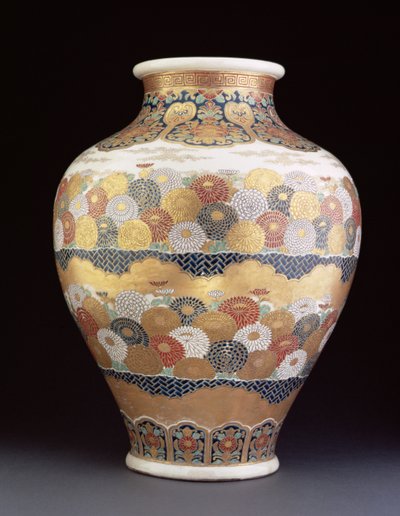 Vaso Satsuma dipinto con crisantemi, fine XIX secolo da Japanese School