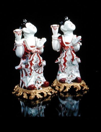 Una coppia di figure Imari di ragazzi cinesi (karako) montate su basi europee in ormolu, c.1700 da Japanese School
