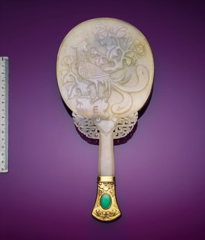 Uno Specchio in Giada Bianca e Argento Dorato con un Basso Rilievo di una Fenice e una Peonia da Japanese School