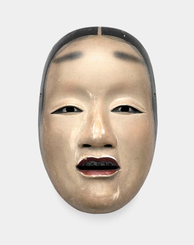 Una maschera di legno con base di gofun, dipinta con sumi per i capelli, gli occhi e i denti e rosso per le labbra da Japanese School