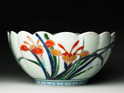 Ciotola con lati scanalati e bordo smerlato, ko-Imari, c.1770-20 (terracotta con sottosmalto blu e smalto sovrasmalto) da Japanese School