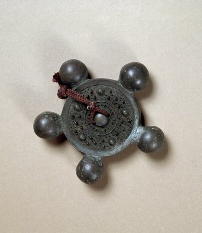 Specchio in bronzo con cinque piccoli globi, periodo Kofun (250-538) da Japanese School