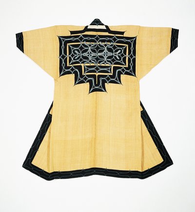 Abito cerimoniale (attush) della popolazione Ainu con motivi tradizionali Ainu, ricamo a punto catenella, corteccia di olmo, lana e cotone da Japanese School