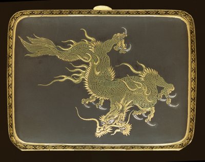 Portasigarette decorato con un drago, fabbricato in una fabbrica Komai, c.1900 da Japanese School