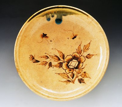 Vassoio in gres smaltato decorato con due farfalle e peonia, fine XVIII secolo-inizio XIX secolo, manifattura di Seto, diametro 34 cm, civiltà giapponese, periodo Edo da Japanese School