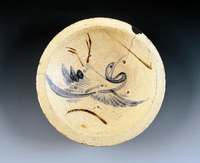 Piatto in gres smaltato usato dai venditori di nishin-zara (aringhe in umido) decorato con figure di gru che danzano tra i rami di salice da Japanese School
