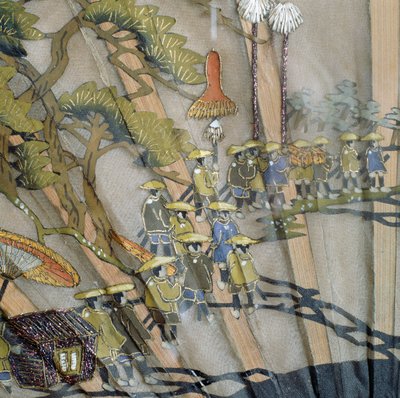 Ventaglio con protezione e listelli in lacca nera con intarsi in madreperla raffiguranti una processione da Japanese School
