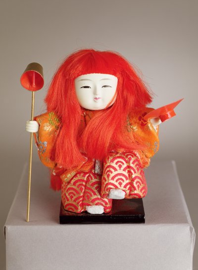 Bambola da festival di un servitore che tiene un mestolo e un piatto da Japanese School