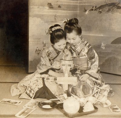 Ragazze giapponesi che usano un visore stereoscopico con carte stereografiche, 1899 da Japanese School