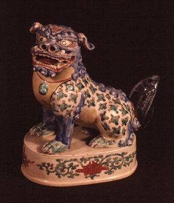 Figura Kakiemon di un leone buddhista da Japanese School