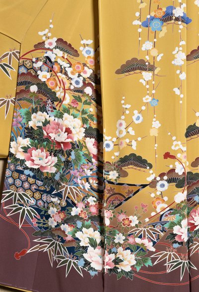 Kimono Furisode (maniche svolazzanti) indossato da giovani donne non sposate in occasioni eleganti e Maiko (apprendista Geisha), seta liscia, motivi floreali, nastri fluttuanti, tintura Kaga-Yuzen, telai di tessitura Tokamachi, civiltà giapponese, XX secol da Japanese School