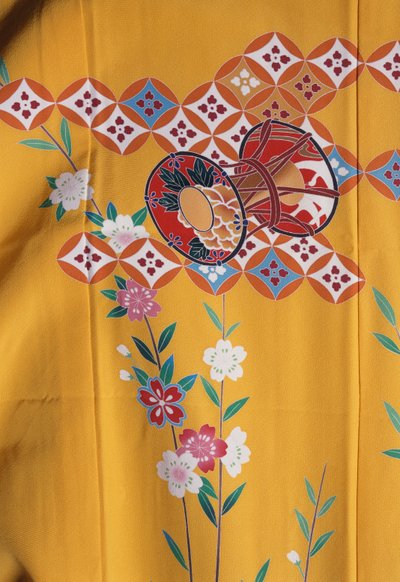 Ragazza in Kimono (7 anni) simile a quello delle donne adulte per la festa di Shichi-Go-San quando va al santuario Shintoista con la famiglia, Seta, motivi floreali, fiori di ciliegio, tamburo Taiko, dettaglio, tessuti Tokamachi, civiltà giapponese, XX sec da Japanese School