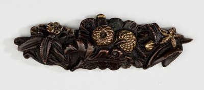 Menuki, o ornamento per impugnatura, a forma di composizione floreale da Japanese School