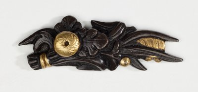 Menuki, o ornamento per impugnatura, a forma di composizione floreale da Japanese School