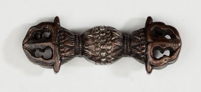 Menuki, o ornamento per impugnatura, a forma di vajra, simbolo del fulmine buddista da Japanese School