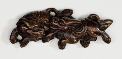 Menuki, o ornamento per impugnatura, a forma di due Kirin, bestie mitiche da Japanese School