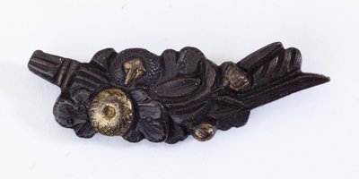 Menuki, o ornamento per impugnatura, a forma di composizione floreale da Japanese School