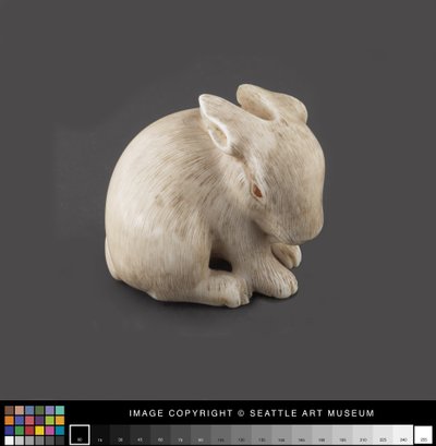 Netsuke modellato come una lepre con occhi d